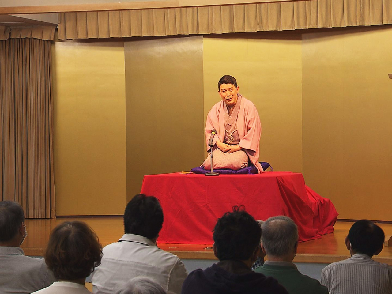 岐阜市出身の落語家柳家燕弥さんが13日、約3年半ぶりとなる地元での落語会を開き、...