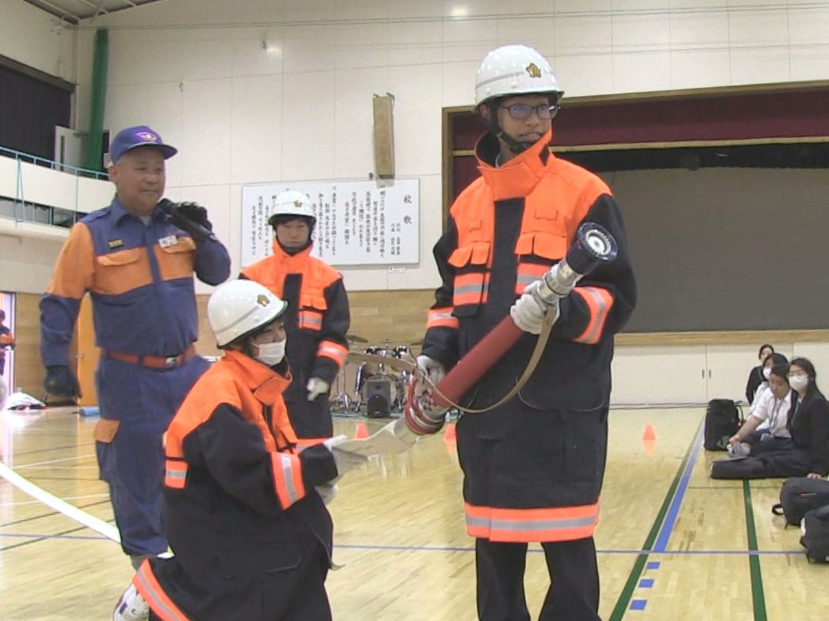 全国的に減少傾向にある消防団について理解を深めようと、土岐市の高校で、団員を招い...