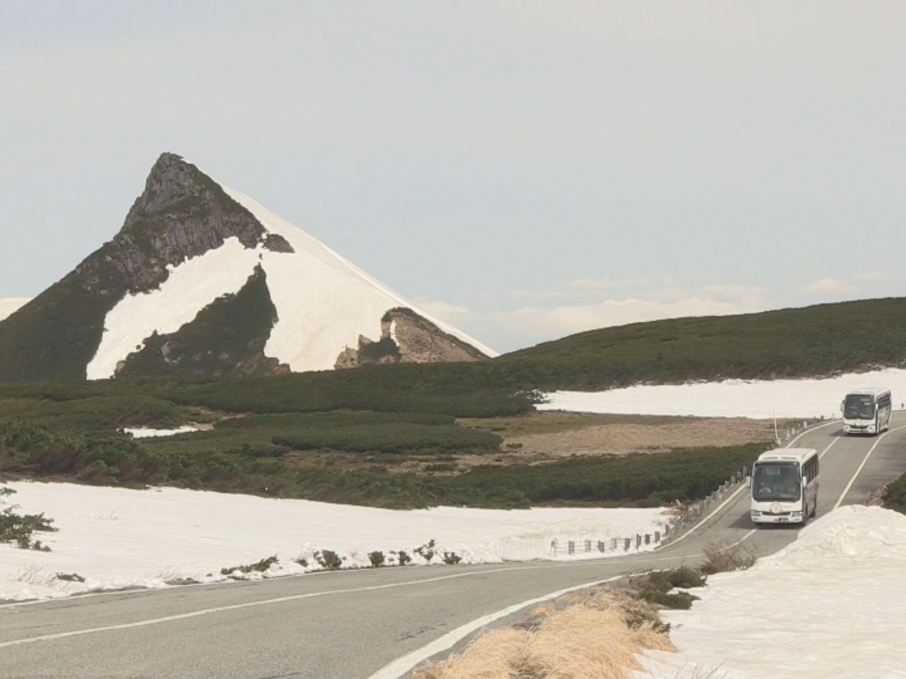 高山市の山岳観光道路、乗鞍スカイラインが15日開通し、シャトルバスの出発式や山開...