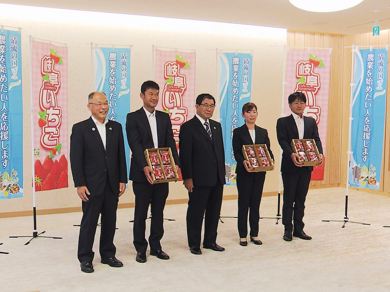 JA全農岐阜が運営する「いちご新規就農者研修所」で学んだ研修生3人が15日、県庁...