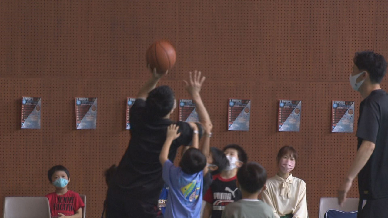 バスケットボールB3に所属する岐阜スゥープスの選手たちと県内の小学生が15日、瑞...