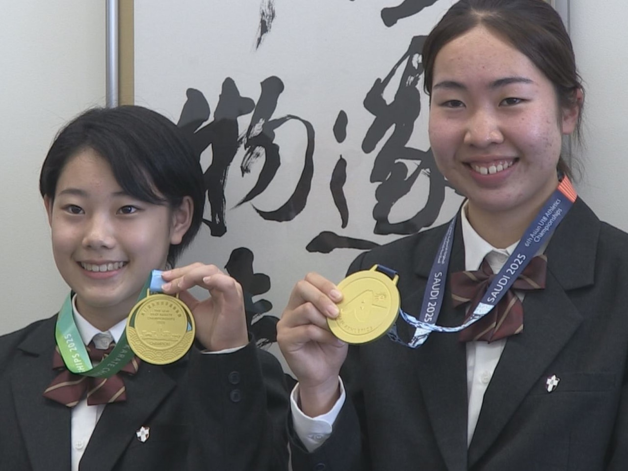 アジア大会で優勝した済美高校の陸上部と空手道部の生徒2人が県庁を訪れ、堀貴雄教育...