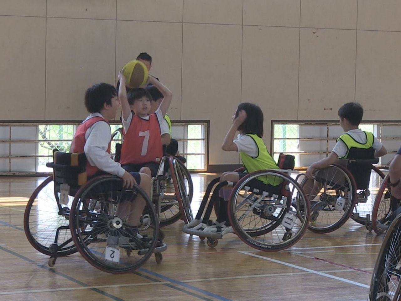 障害者スポーツへの理解を深めようと本巣市の小学校で、車いすバスケットボールの体験...
