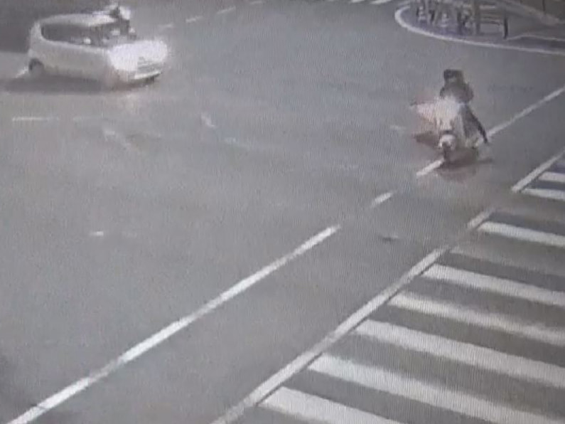 ことし３月、大垣市の国道の交差点で、無免許で原付バイクを運転し、蛇行走行などで車...
