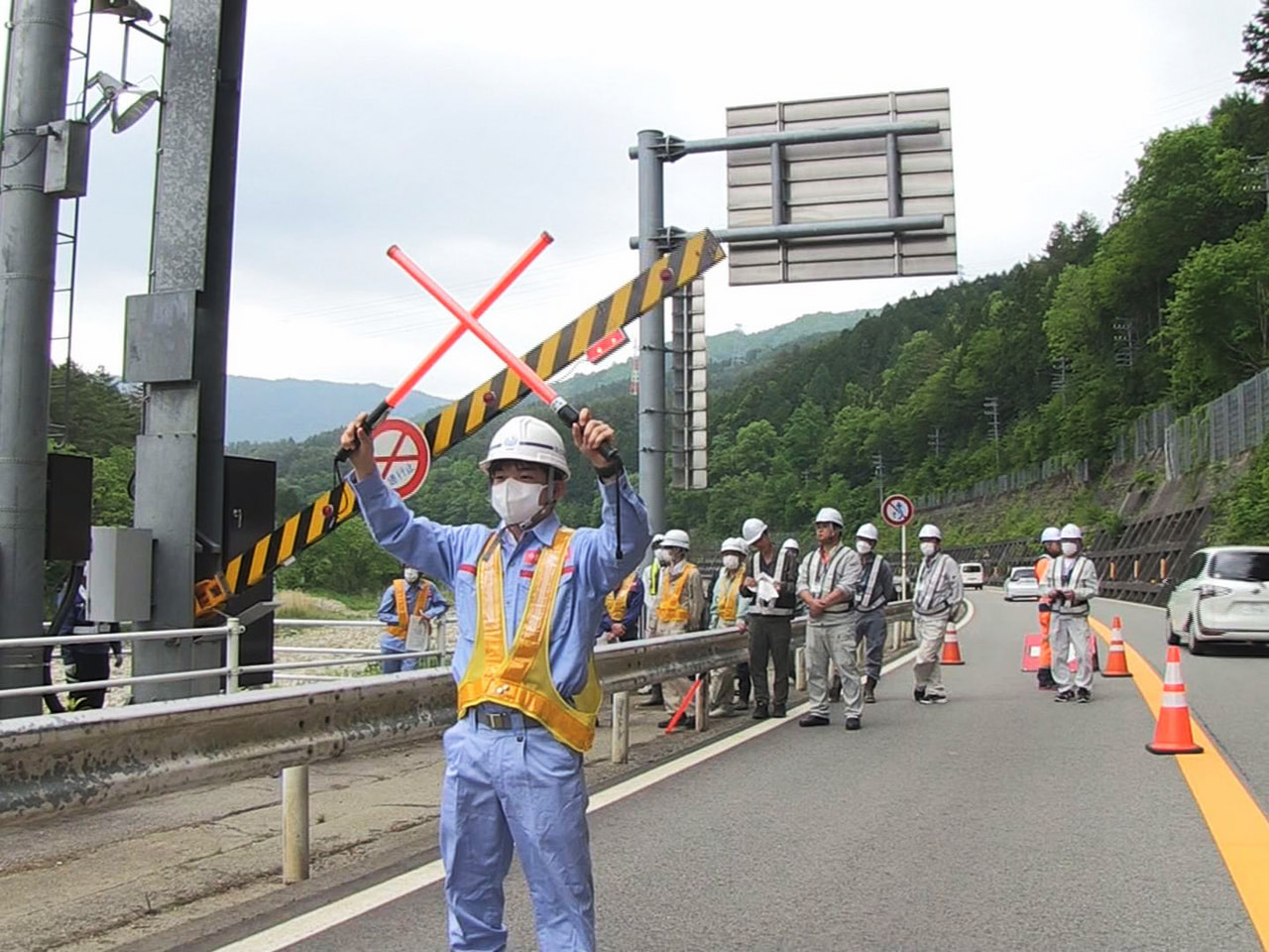 大雨による土砂災害などに備え、道路の通行規制をすみやかに行うための訓練が、高山市...
