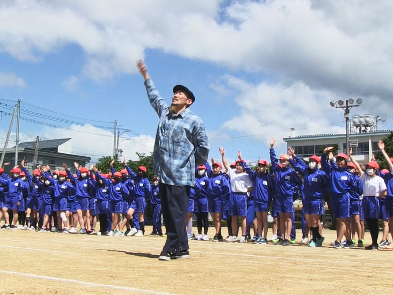 高山市の北小学校では、児童たちが運動会でヒップホップダンスを披露しようと、プロの...