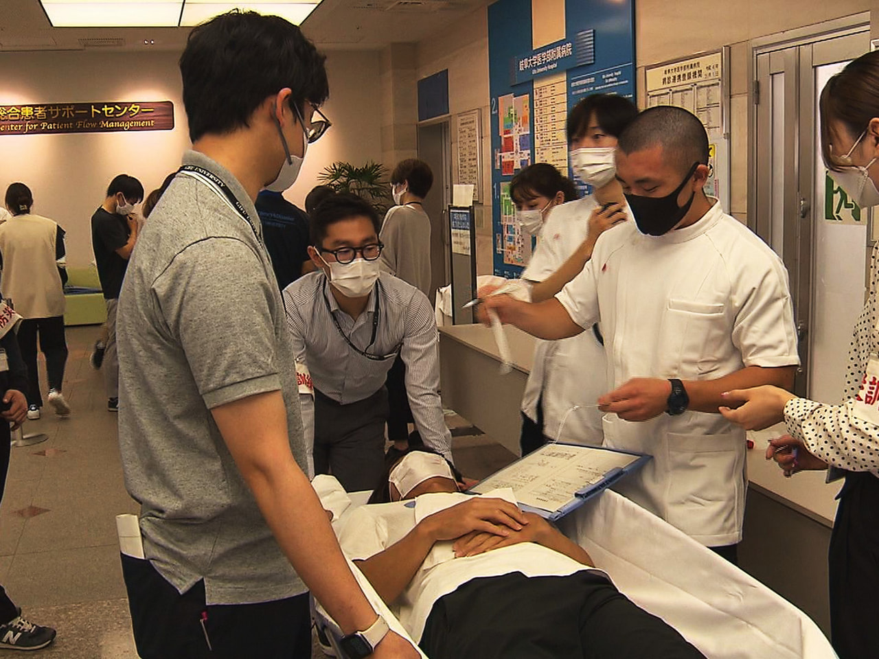 大規模災害への対応能力を高めるため、岐阜大学の医学部の学生が２６日、多くの傷病者...