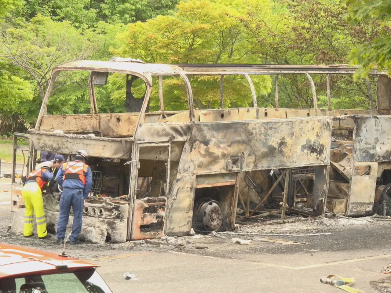 ２７日正午ごろ、高山市の駐車場で観光バスが燃える火災がありました。けが人はいませ...
