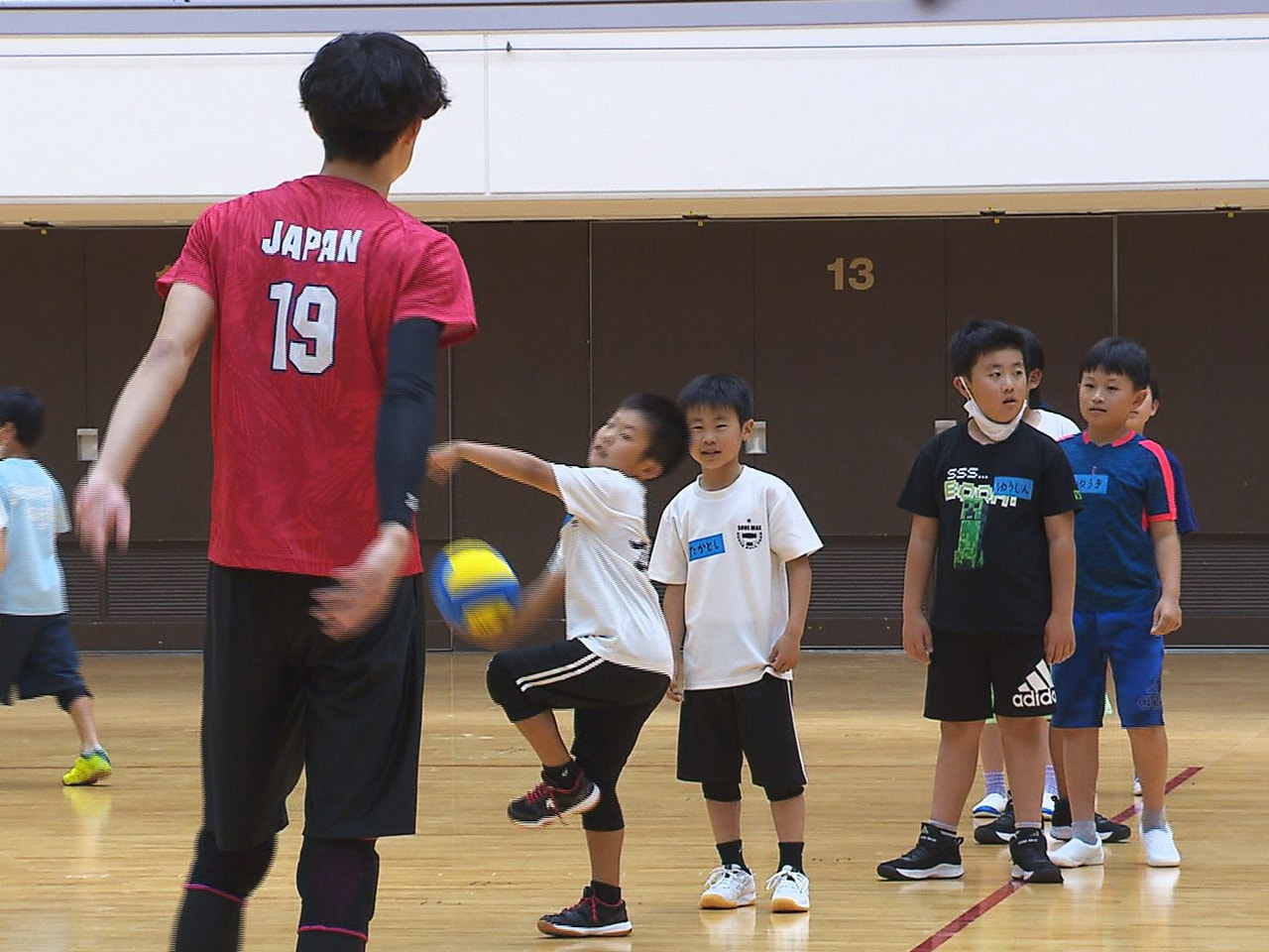 子どもたちにドッジボールの楽しさを伝えようと、日本代表選手らを講師に小学生を対象...