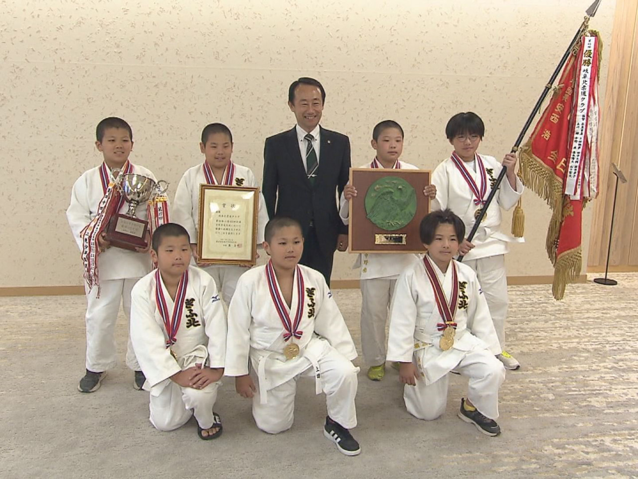 東京都で行われた全国少年柔道大会で優勝した岐阜北柔道クラブのメンバーが県庁を訪れ...