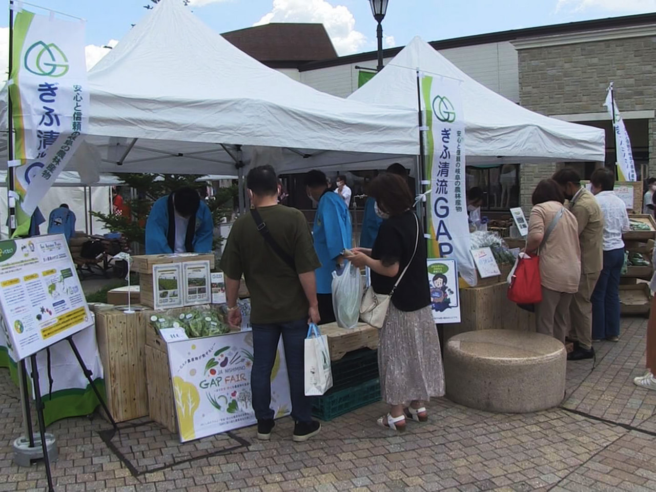 岐阜県産の農畜産物や特産品を販売する「産直マルシェ」が土岐市の大型商業施設で開か...