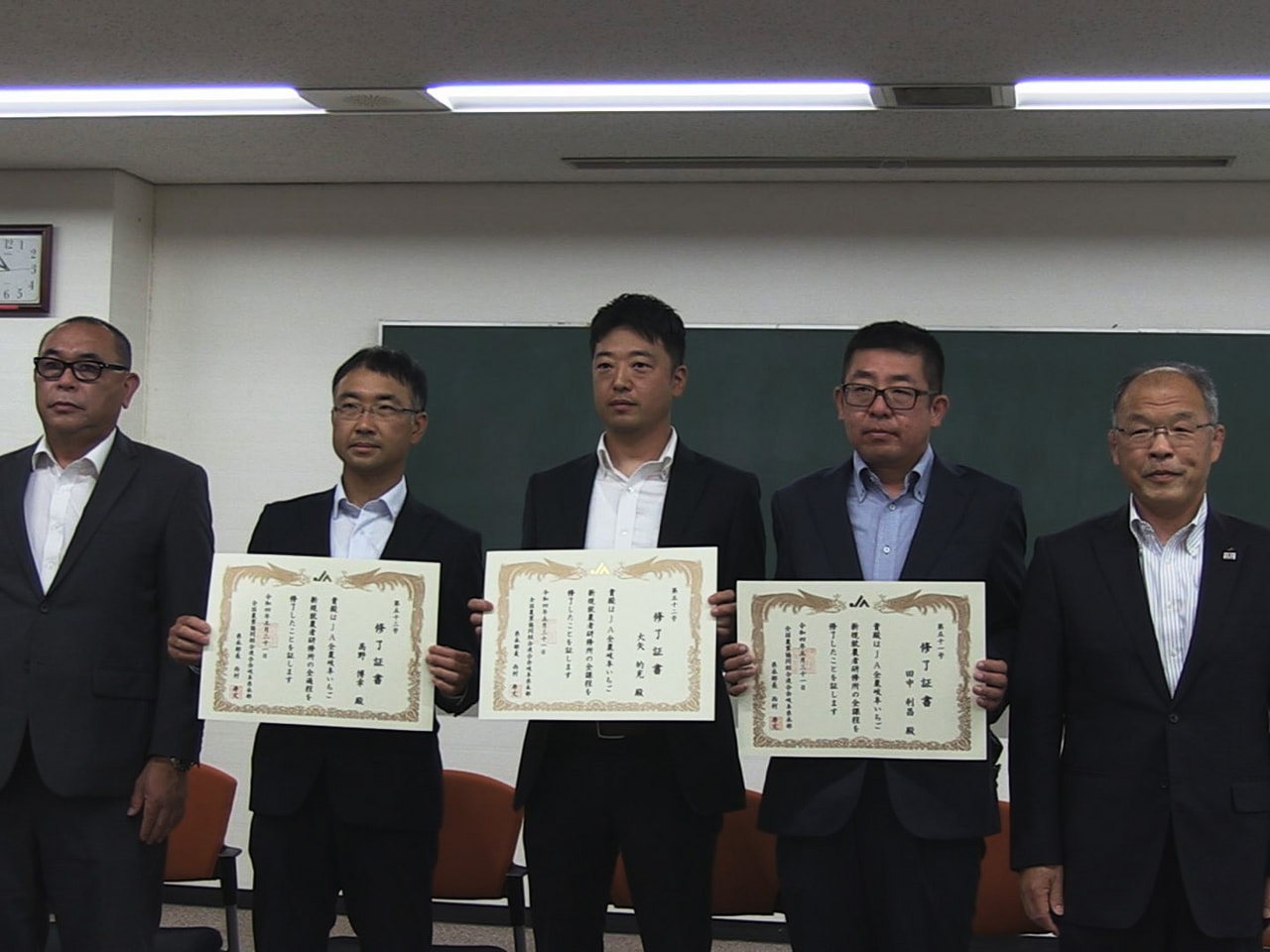 JA全農岐阜が運営する「いちご新規就農者研修所」で学んだ第14期生の修了式が、3...