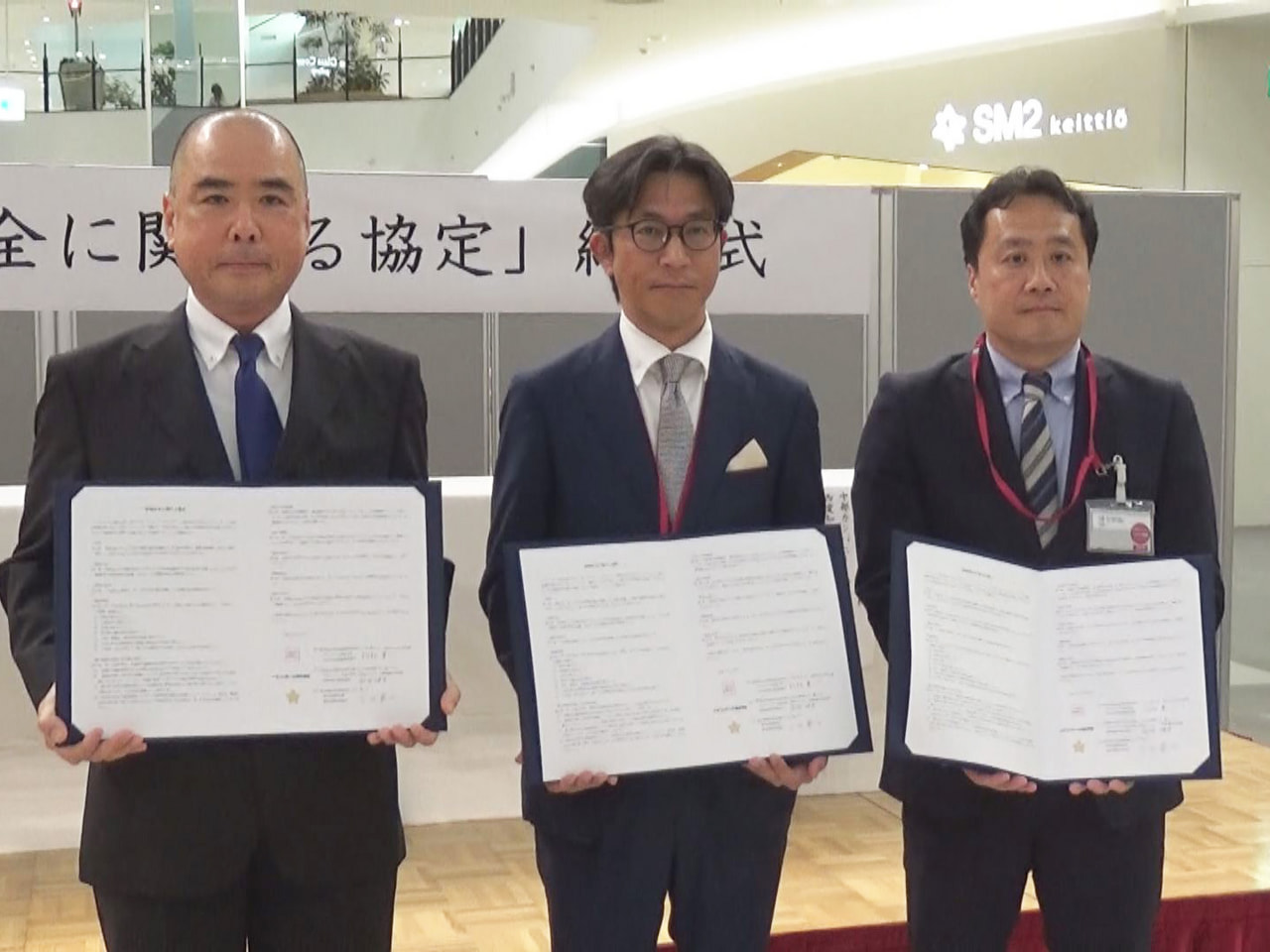 ATMの利用者に特殊詐欺の被害防止を呼びかけようと岐阜県土岐市のショッピングモー...