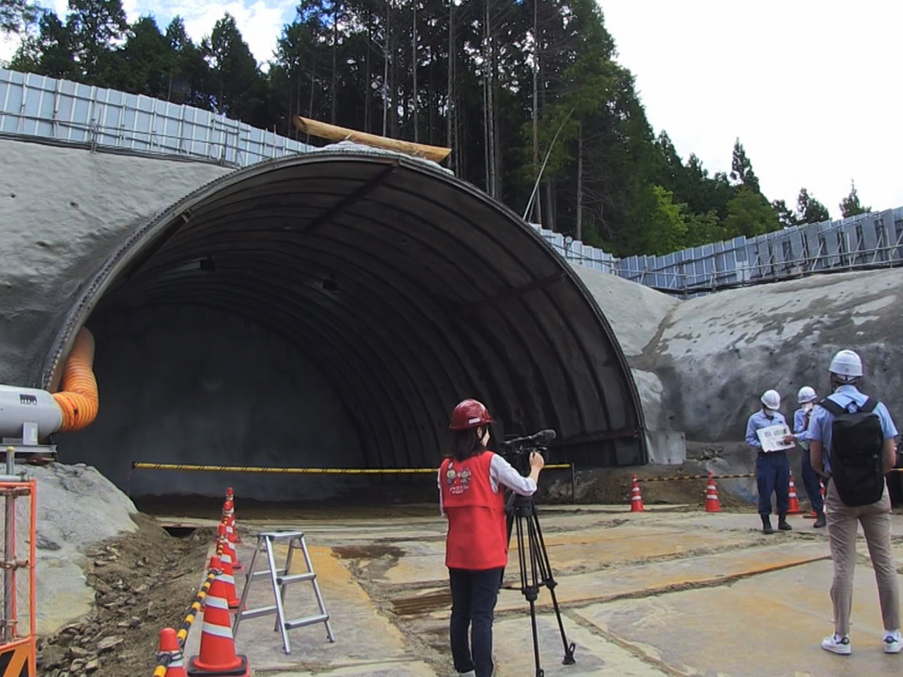 リニア中央新幹線で恵那市内に新設される「長島トンネル」の工事が7日始まり、現地で...