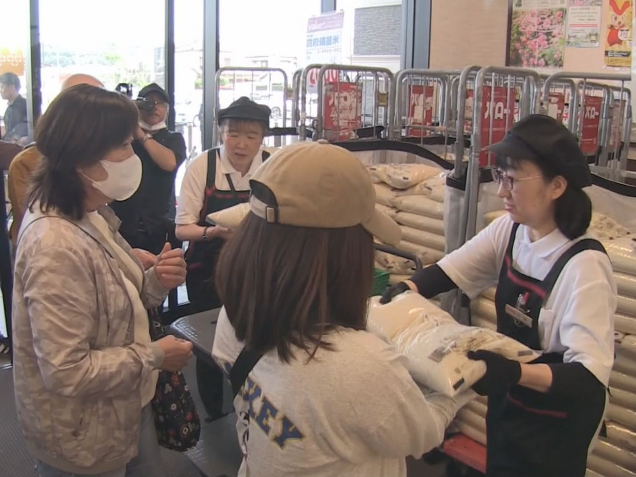 小売店では県内で初めての政府備蓄米の販売が7日から、スーパーマーケットを展開する...