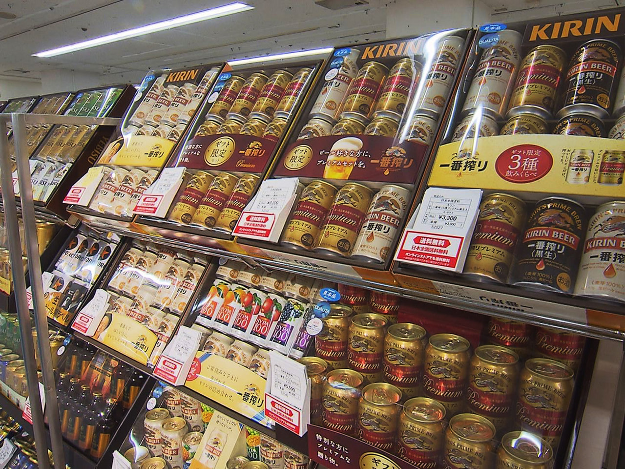 岐阜市の百貨店で8日、お中元商品を取り扱うギフトセンターが開設され、商戦が本格的...