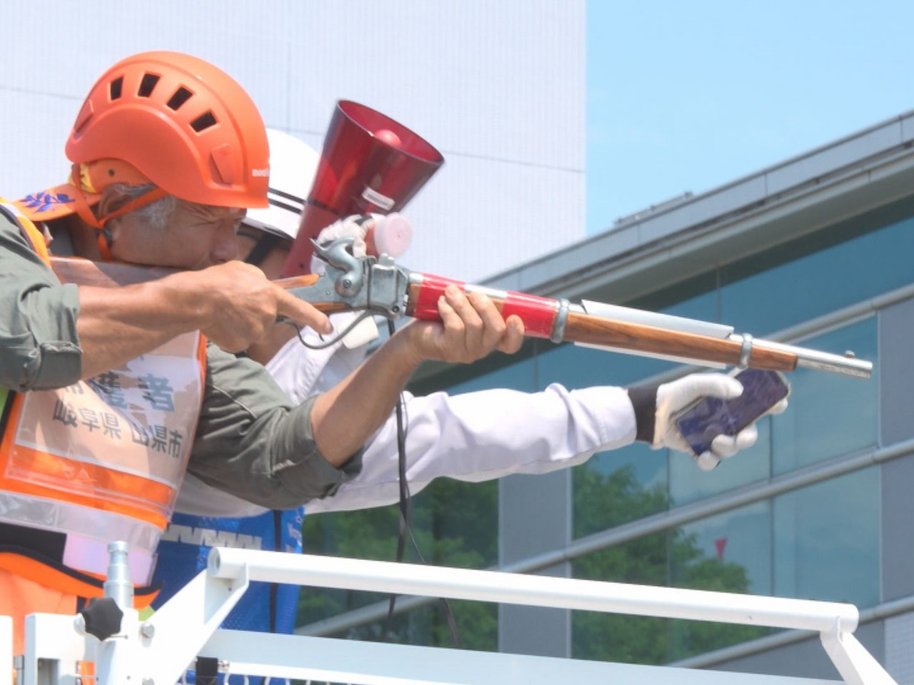 県内でクマの目撃が相次ぐ中、山県市で１２日、市や警察、猟友会と連携した緊急銃猟の...