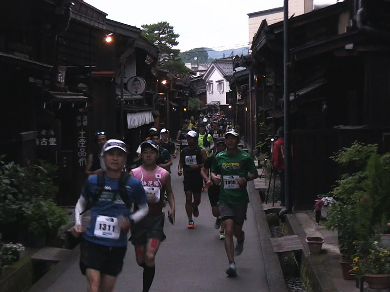 高山市で１２日、１００キロを駆け抜ける飛騨高山ウルトラマラソンが３年ぶりに開催さ...