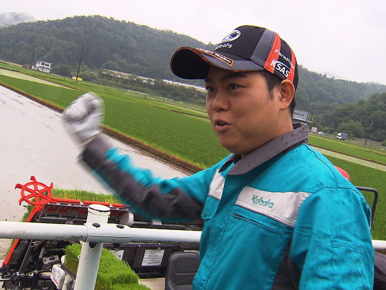 山県市のふるさと大使を務める演歌歌手の三山ひろしさんが14日、山県市の米をPRし...