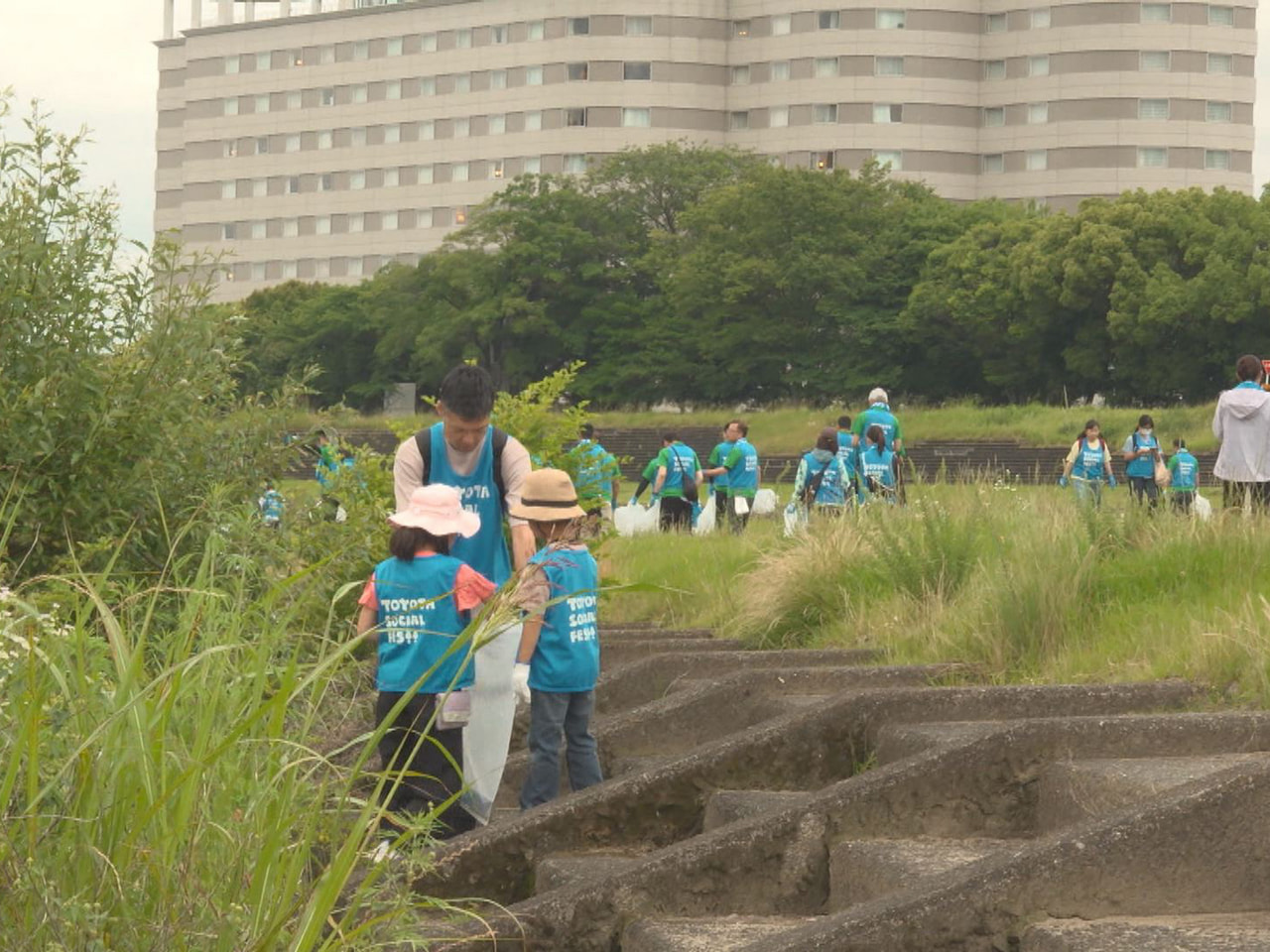 長良川をきれいにするイベント、「トヨタソーシャルフェス」が14日、岐阜市の長良川...