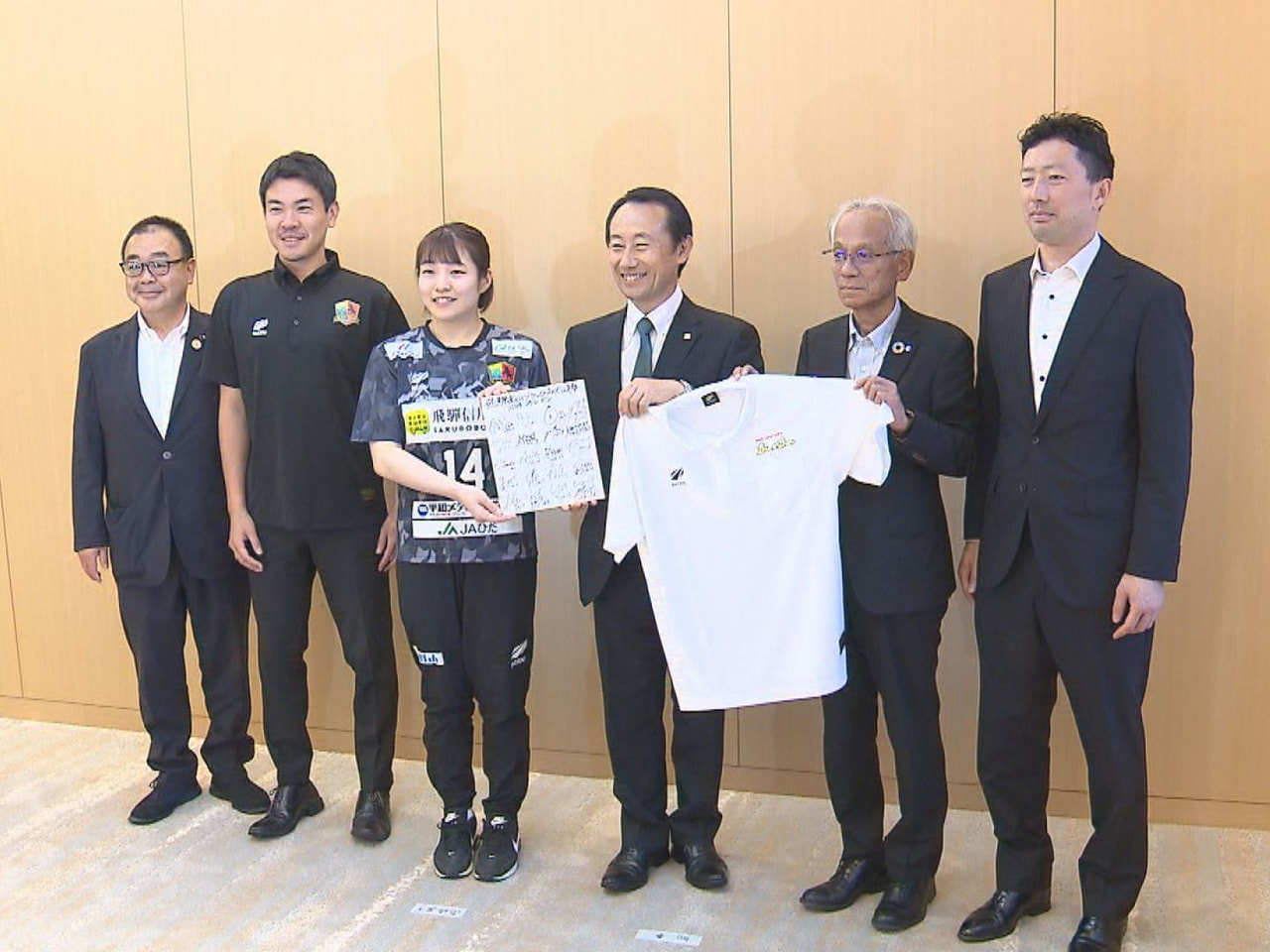 シーズンを終えたハンドボール「リーグH」の飛騨高山ブラックブルズ岐阜の選手らが1...