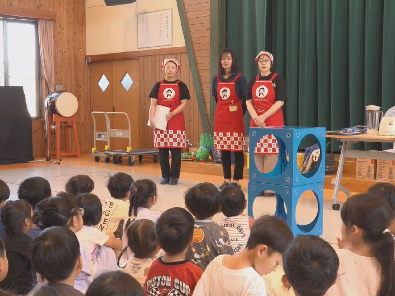 飛騨市の保育園で食育教室が行われ、園児らが、生産のピークを迎えた「飛騨ほうれんそ...