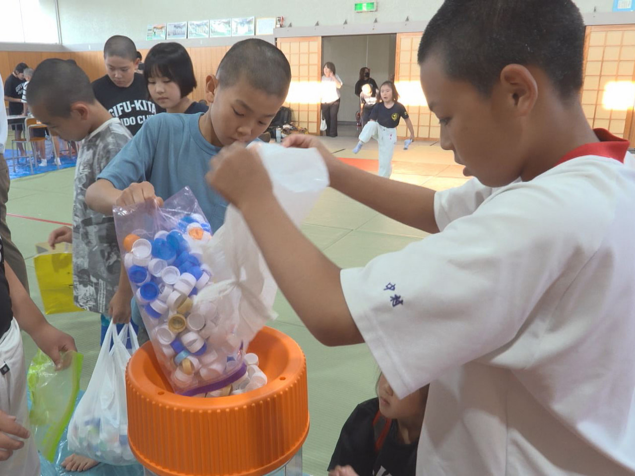 ＳＤＧｓに楽しく取り組んでほしいと小中学生が集めたペットボトルキャップの重さを競...