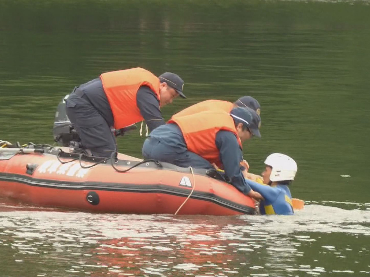 夏の行楽シーズンの水難事故に備え、県警と飛騨地域の警察署が、高山市で救助訓練を行...