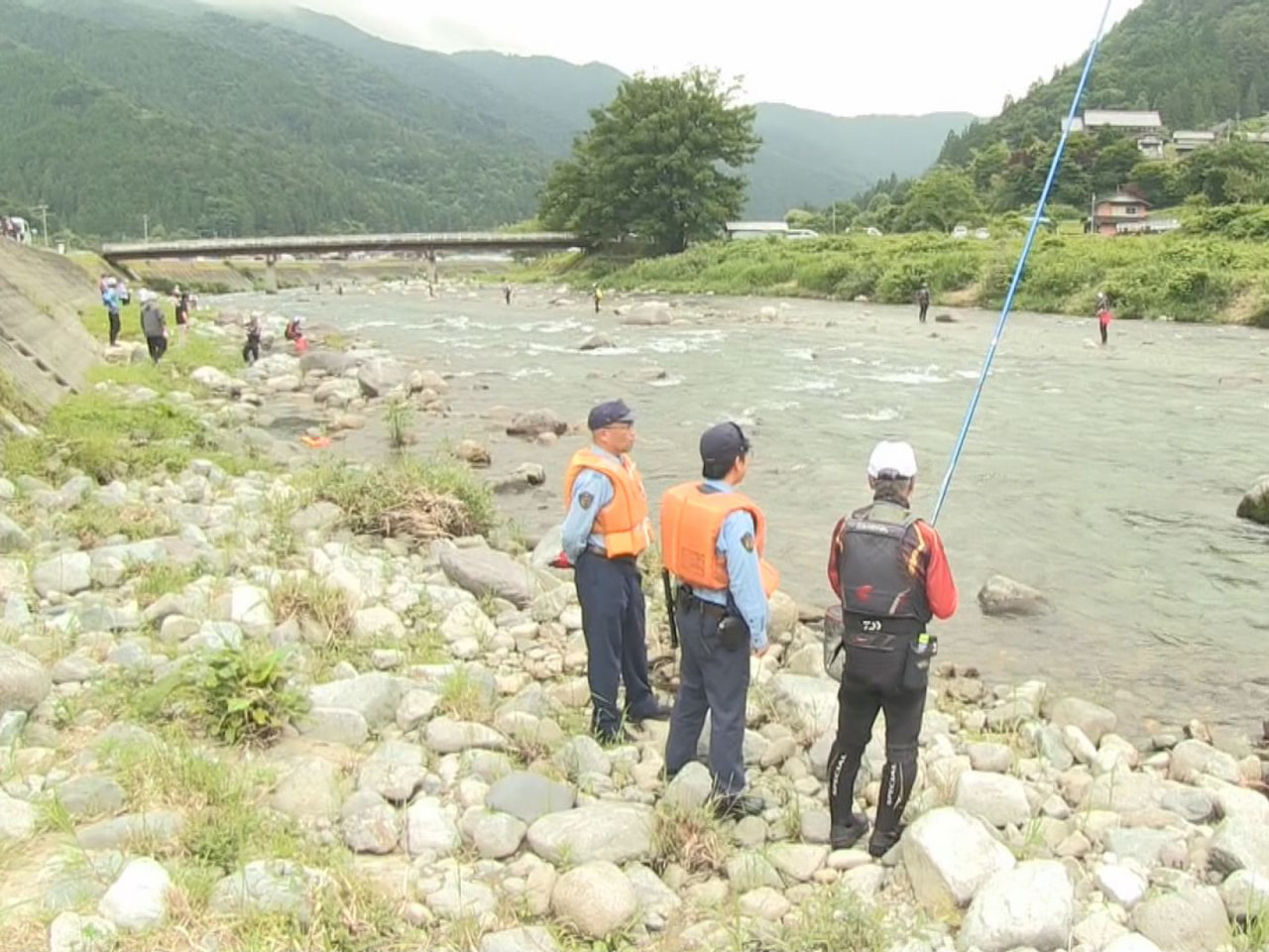 ６月２１日に岐阜県下呂市を流れる馬瀬川のアユ釣りが解禁されたことに合わせ、下呂警...