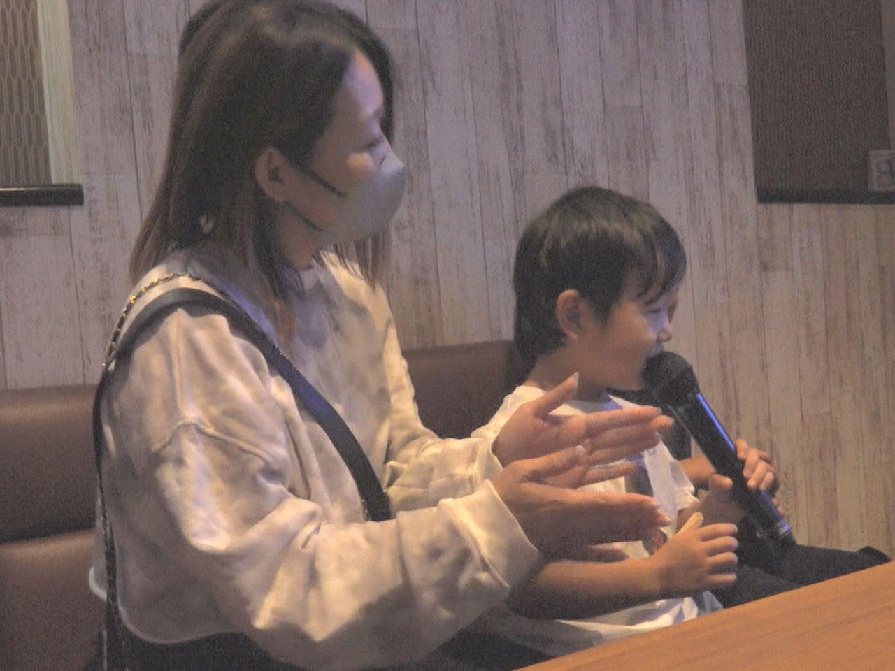 ひとり親世帯の子どもたちに、カラオケの楽しさを知ってもらう催しが２０日、岐阜市で...