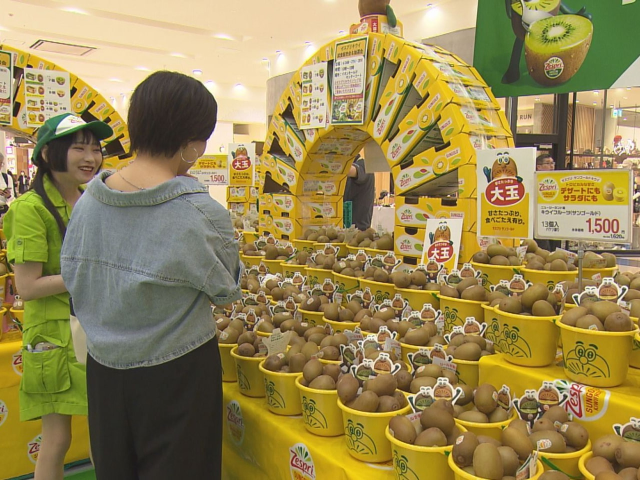 出荷の最盛期を迎えたニュージーランド産キウイフルーツの食べ比べなどを楽しむ試食会...