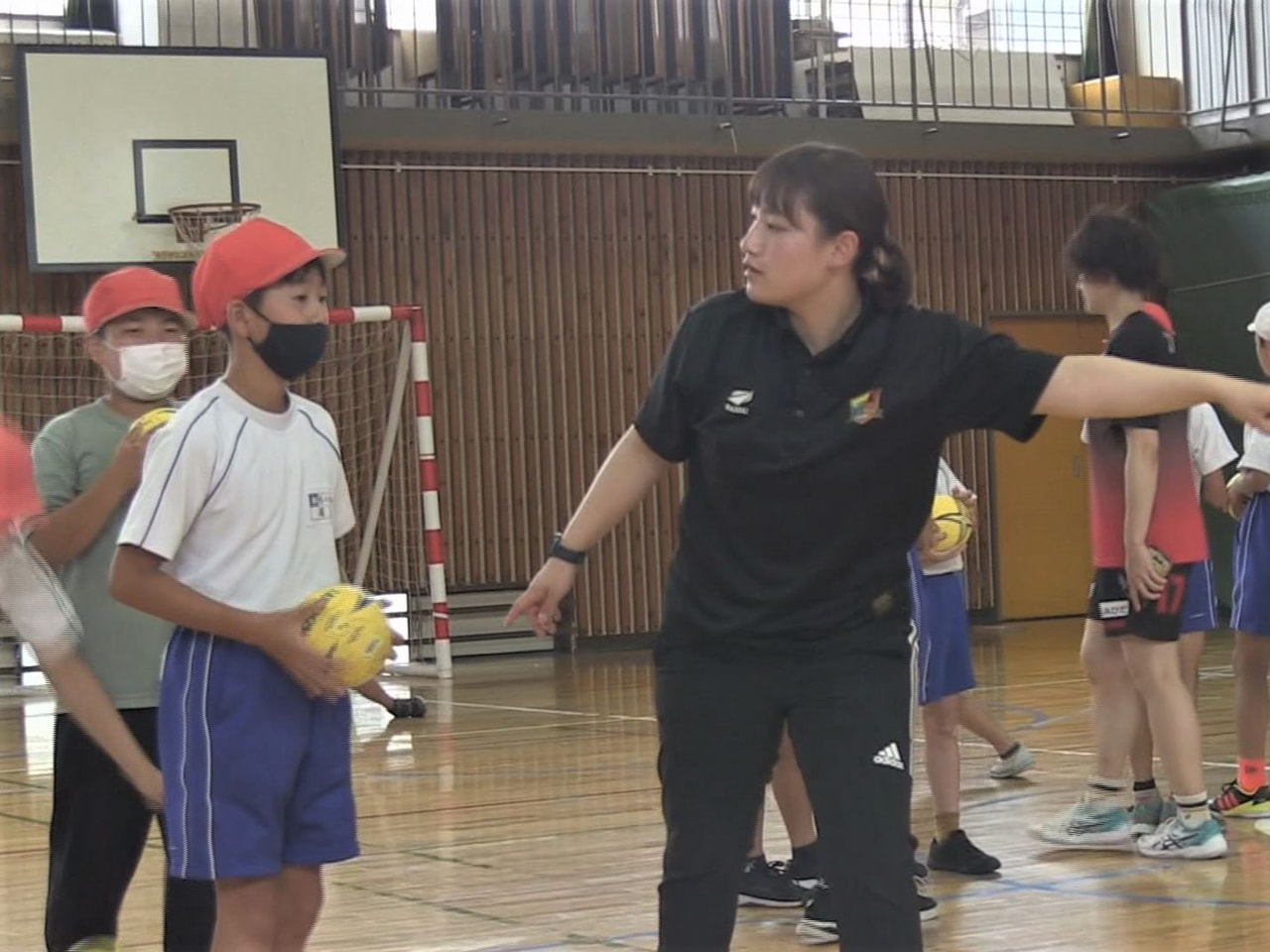 ハンドボールの女子チーム飛騨高山ブラックブルズ岐阜のコーチや選手が、地元の子ども...