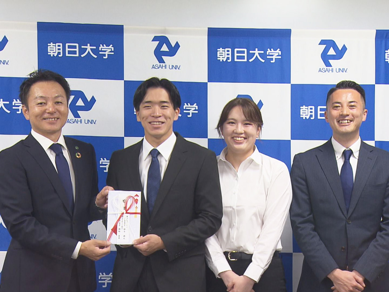 住宅リフォームを展開するロビンと十六銀行は、朝日大学のハンドボール部にボール籠や...
