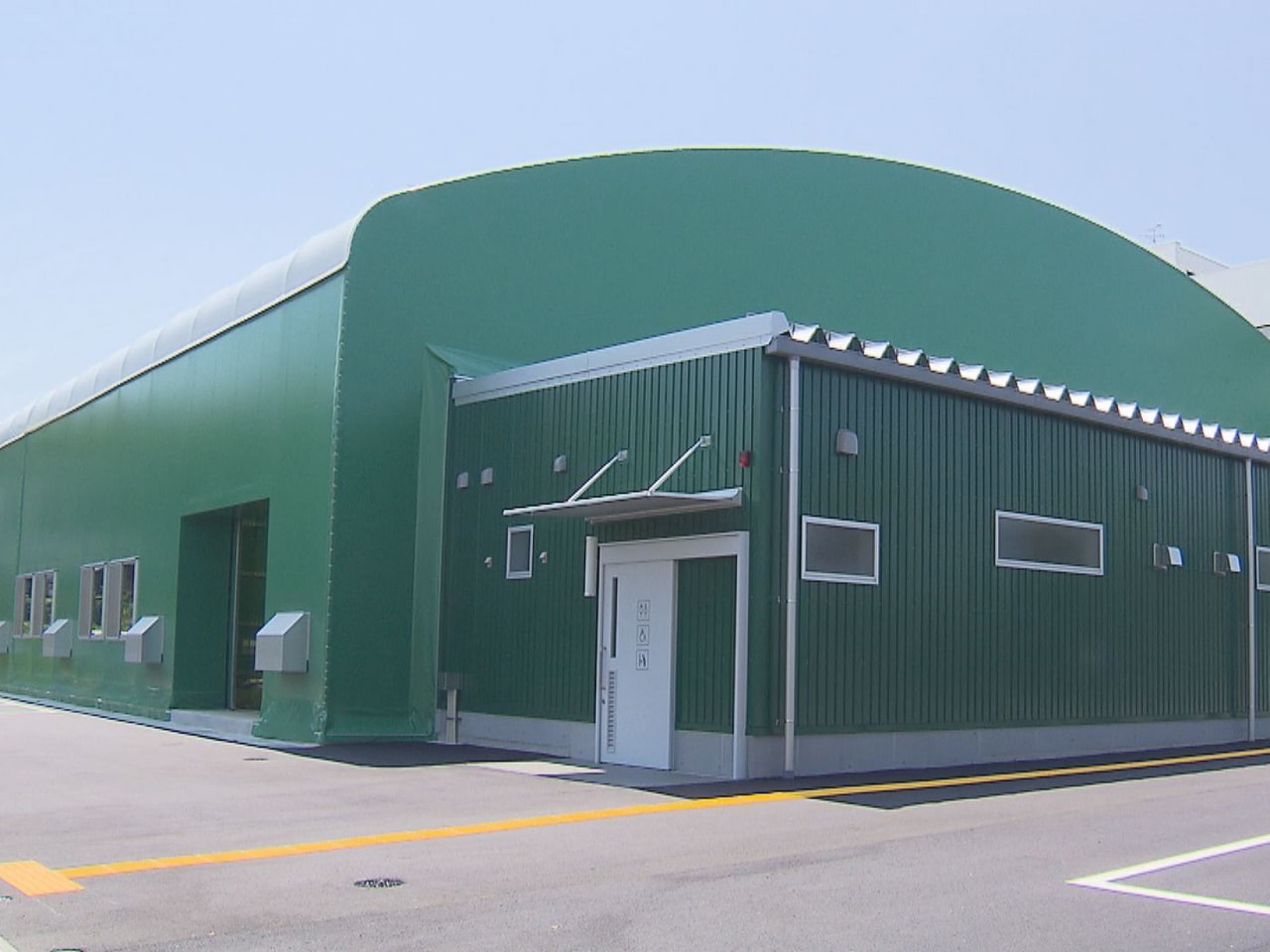 大垣ミナモソフトボールクラブの雨天練習場や市民スポーツなどに利用される人工芝の屋...