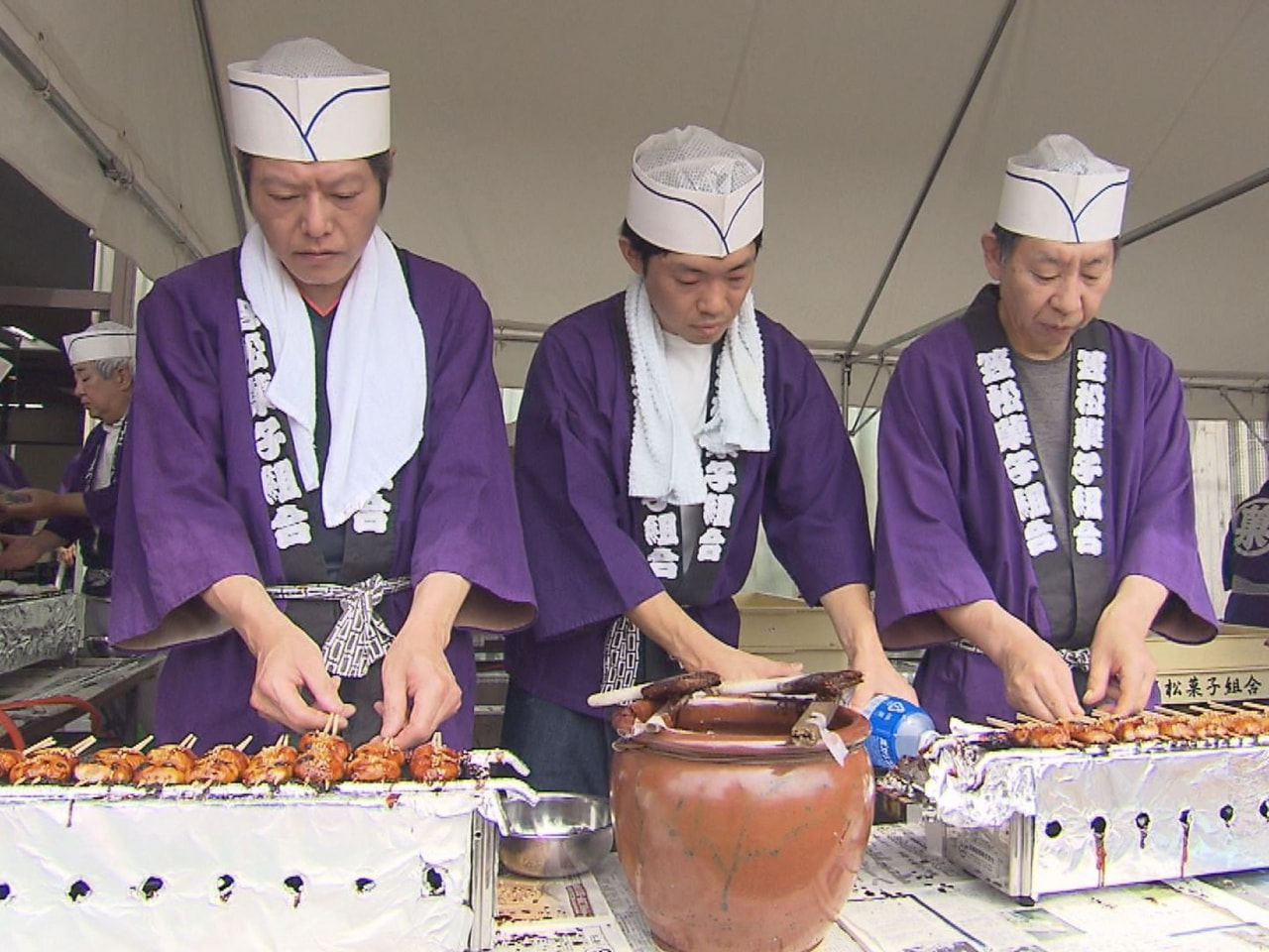 羽島郡笠松町の夏を迎える風物詩「みそぎ餅」の実演販売が３０日、町内の特設会場で行...