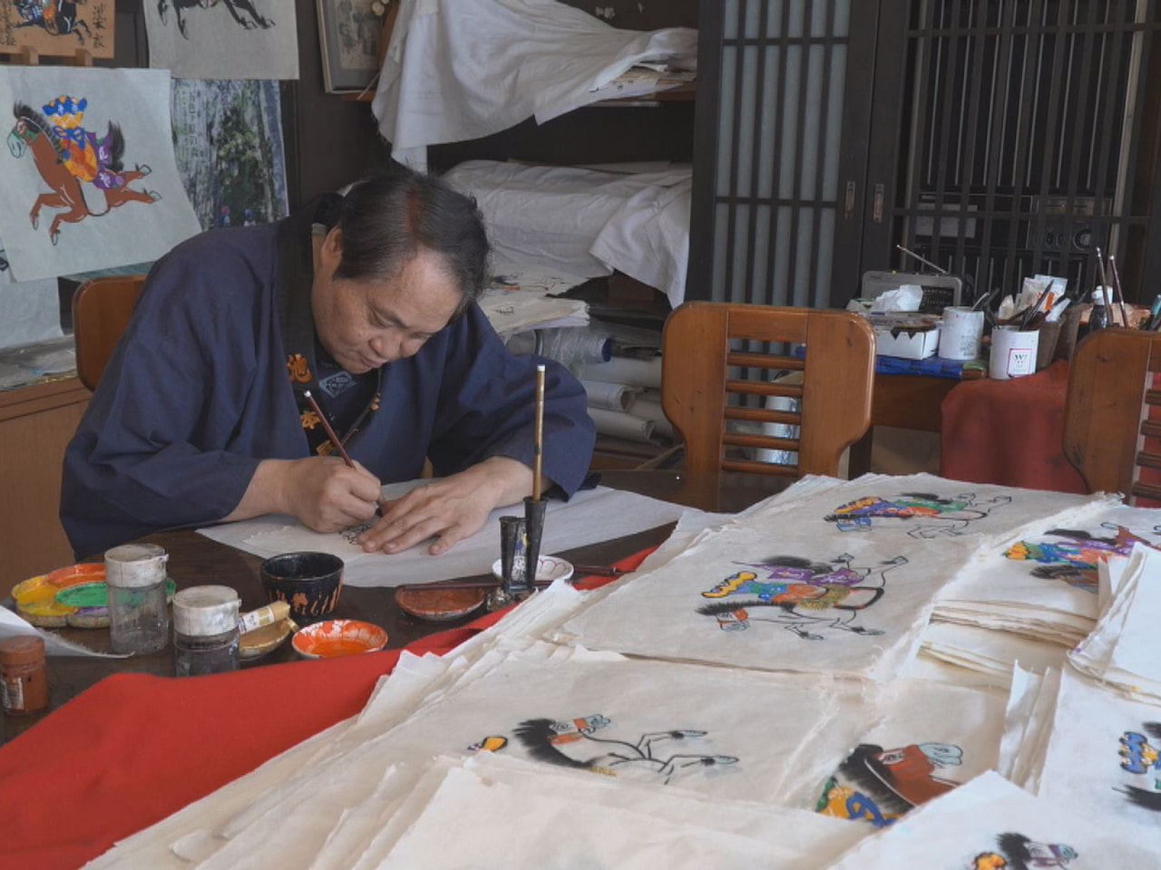 飛騨高山の夏の風物詩、松倉絵馬市に向け、縁起物の紙絵馬づくりが最盛期を迎えていま...