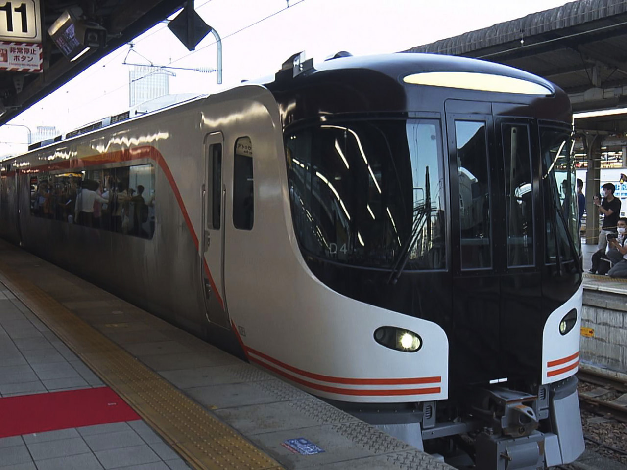 JR東海の新型車両が1日朝、名古屋駅と高山駅の間を走る特急「ひだ」で営業運転を始...