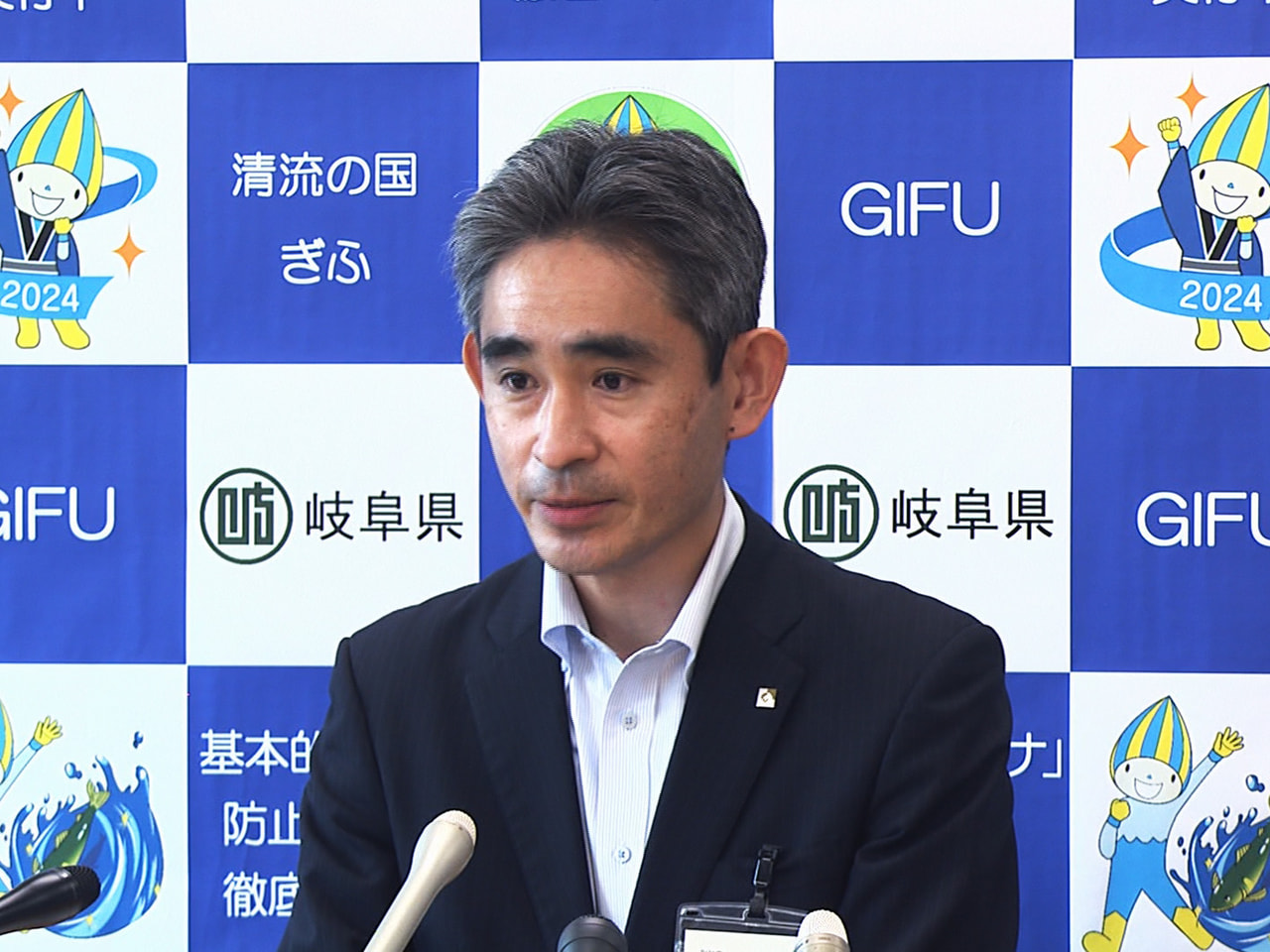 岐阜県の新しい副知事に1日、総務省の大森康宏氏(48)が就任し、会見で抱負を語り...