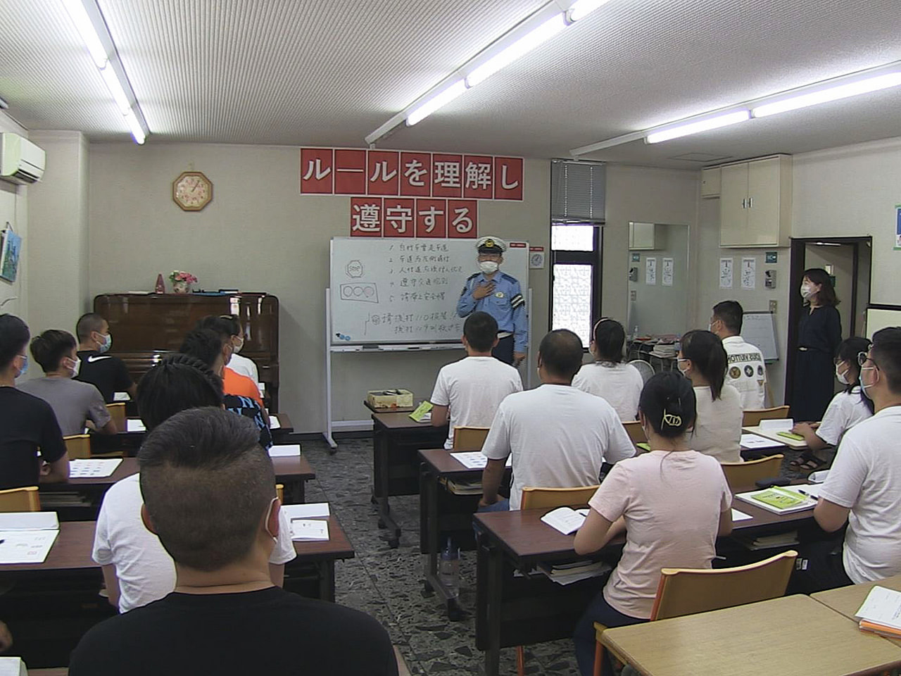 来日して間もない外国人技能実習生に交通ルールを知ってもらおうと岐阜中警察署の署員...