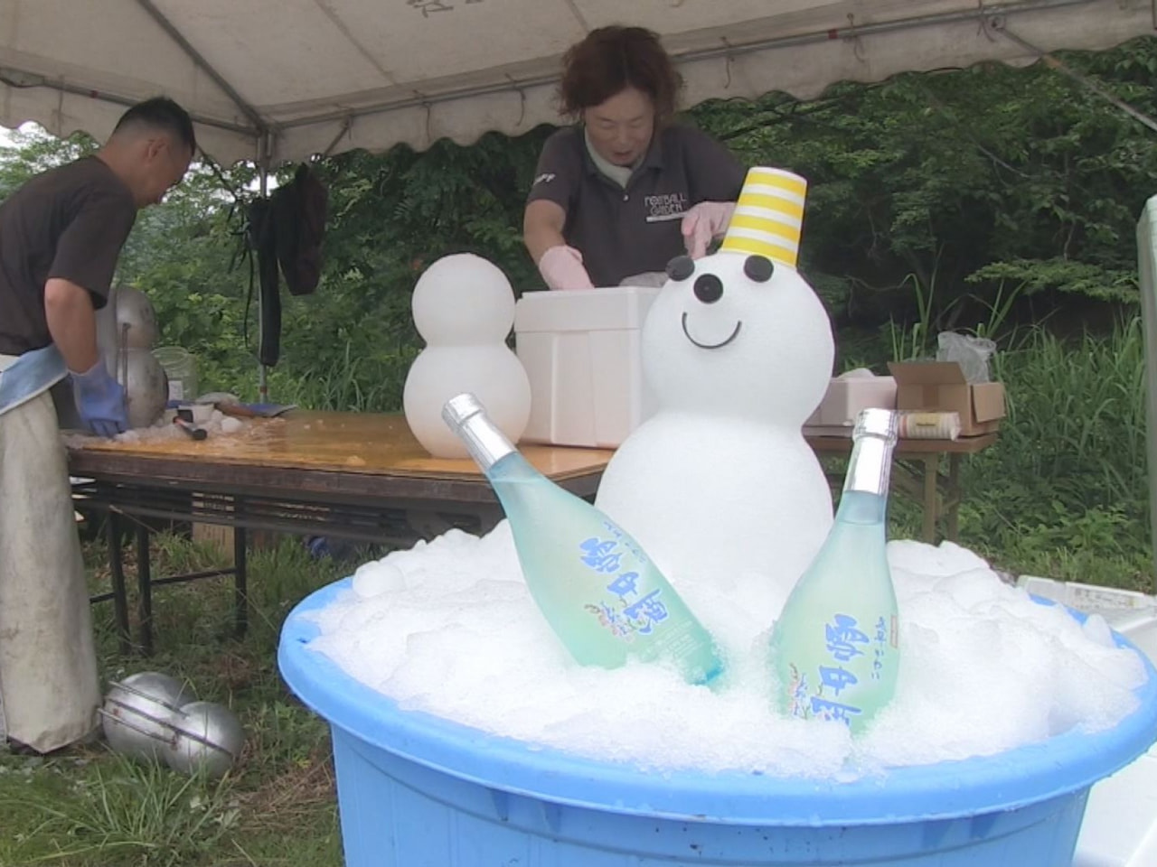 天然雪の雪室の中で熟成させた酒「飛騨かわい雪中酒」の出荷作業が、２日から岐阜県飛...