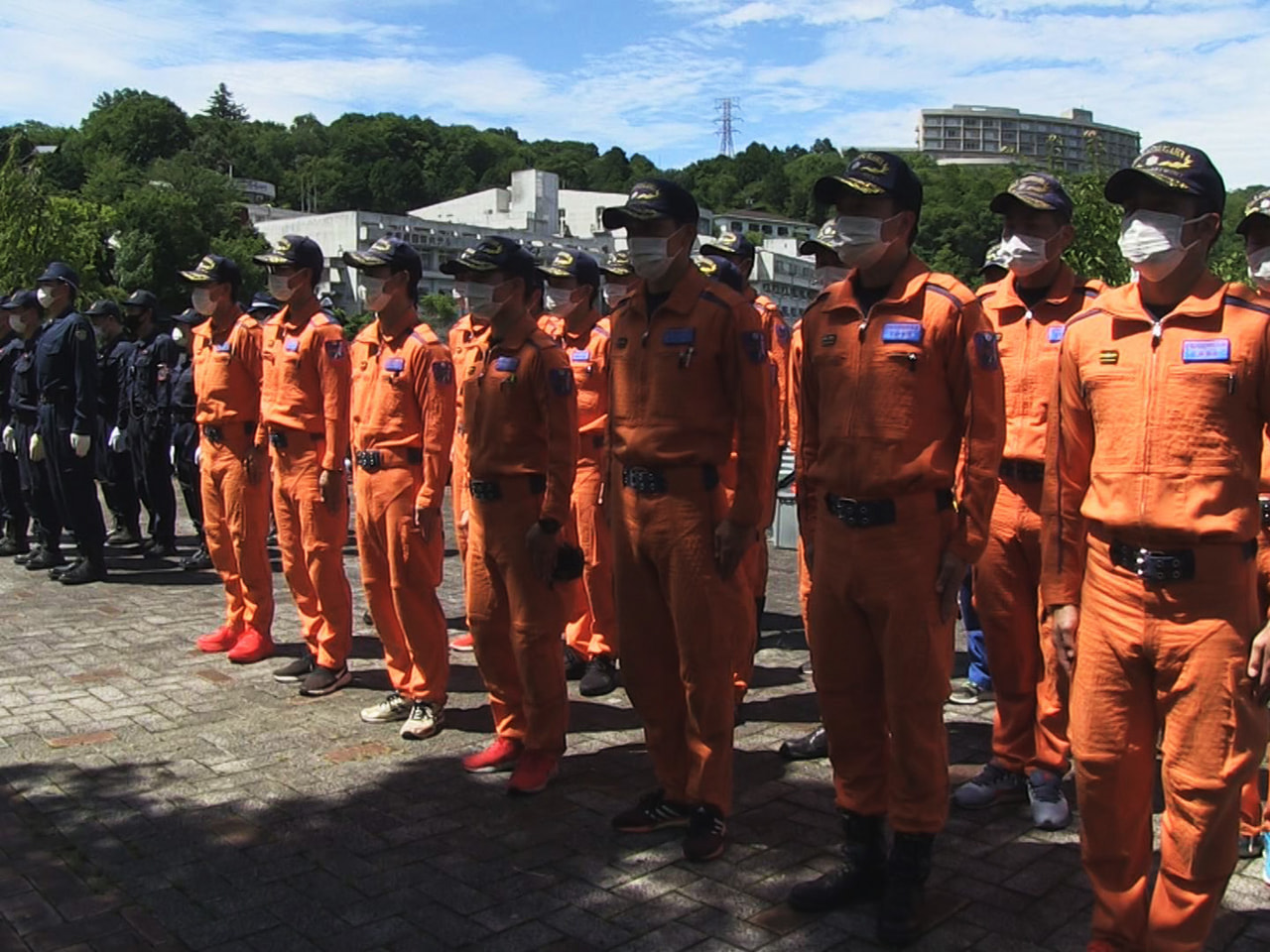 水難事故が多発するシーズンを前に警察と消防、民間が連携した水難救助訓練が6日、恵...