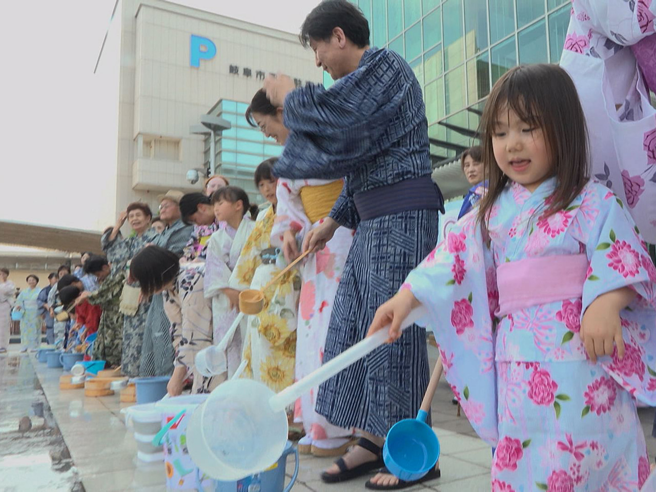 夏の暑さを和らげようと、浴衣姿の市民らが一斉に水をまく「納涼打ち水大作戦」が6日...