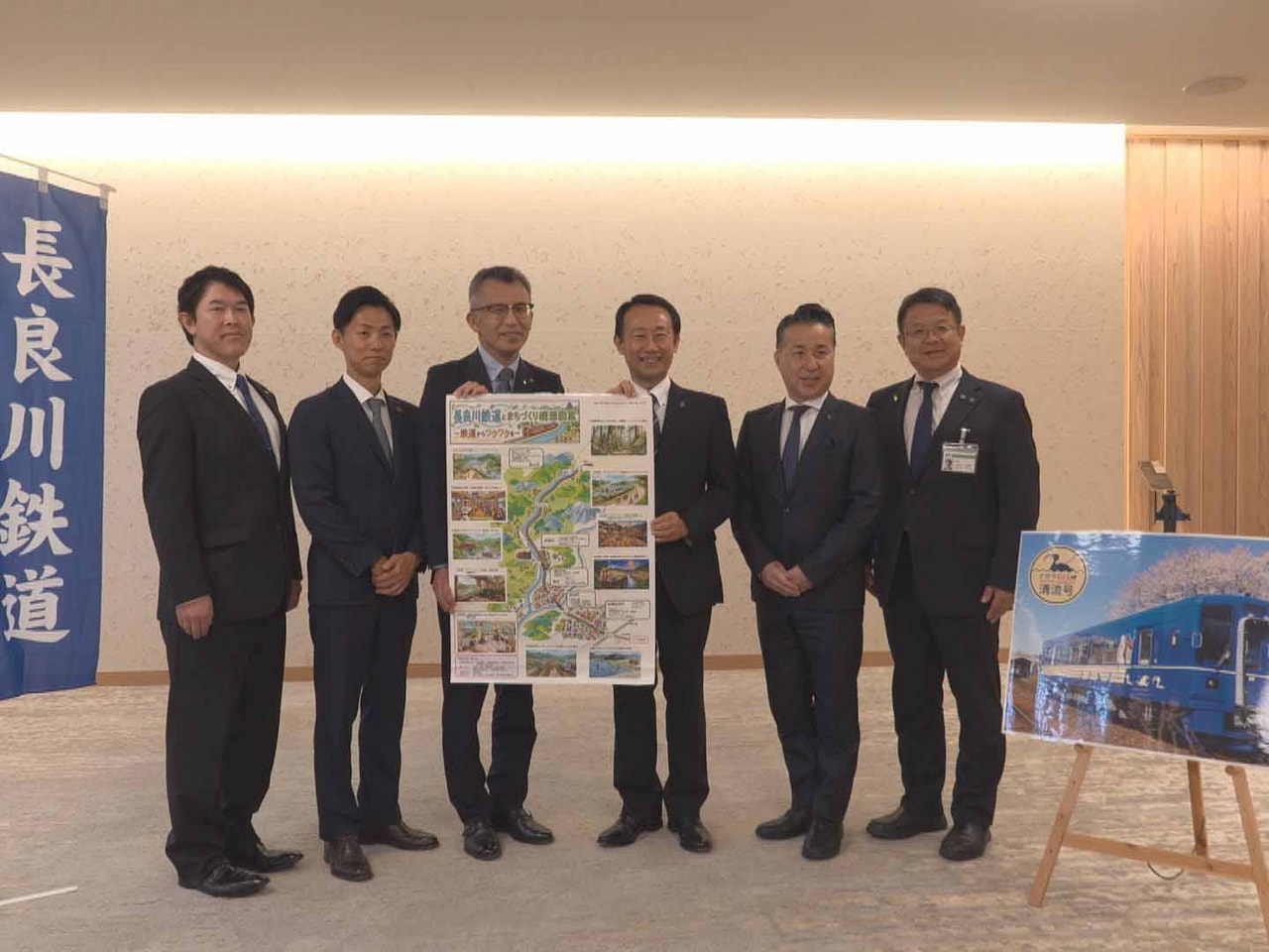 第３セクタ―・長良川鉄道の沿線５市町の首長らが８日、県庁で江崎禎英知事と面談し、...