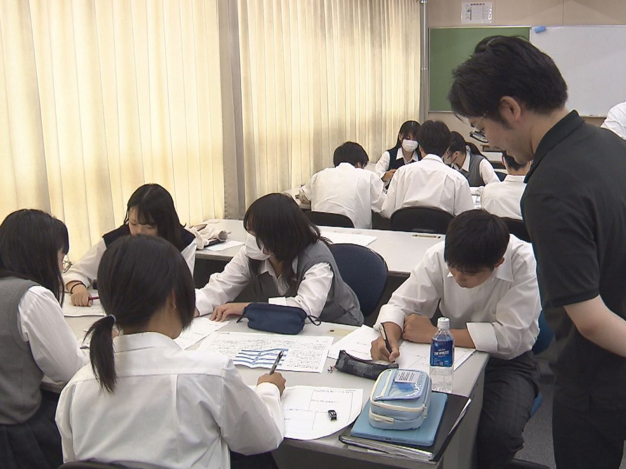 県信用保証協会の創業をテーマにした出前講義が、岐阜市の済美高校で行われ、生徒たち...