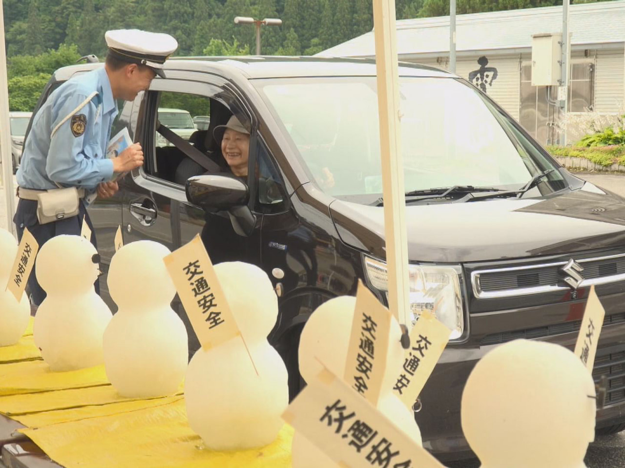 夏の交通安全県民運動に合わせ、県内各地で啓発活動が展開される中、飛騨市河合町では...