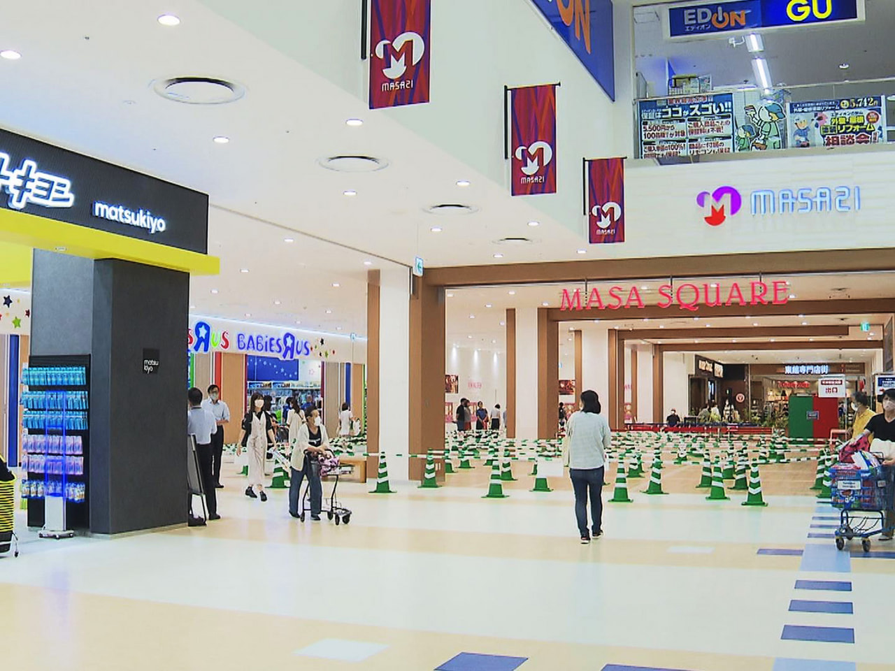 岐阜市の複合商業施設マーサ２１が１４日、一部リニューアルオープンし、記念商品を求...