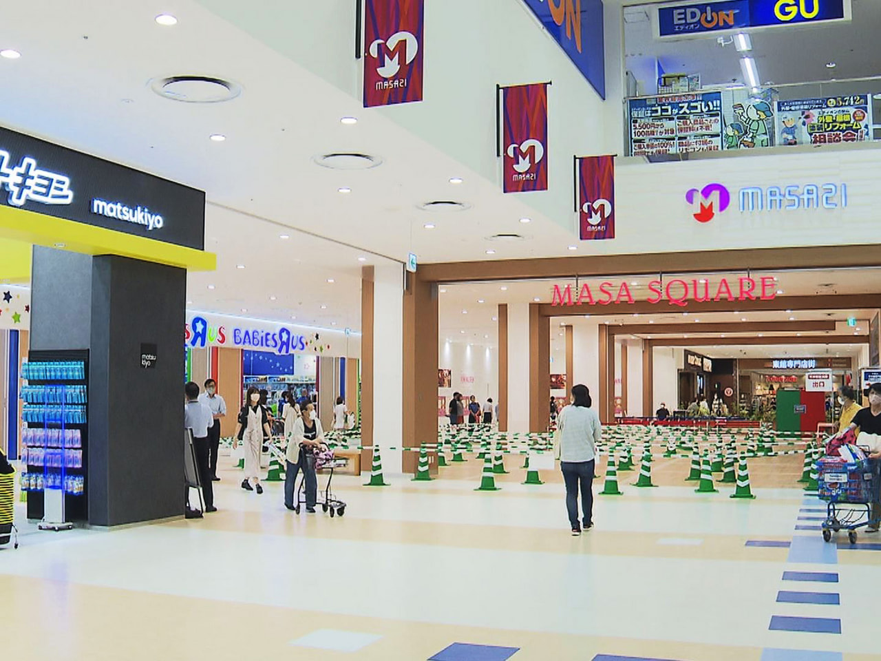 岐阜市の複合商業施設マーサ21が14日、一部リニューアルオープンし、記念商品を求...