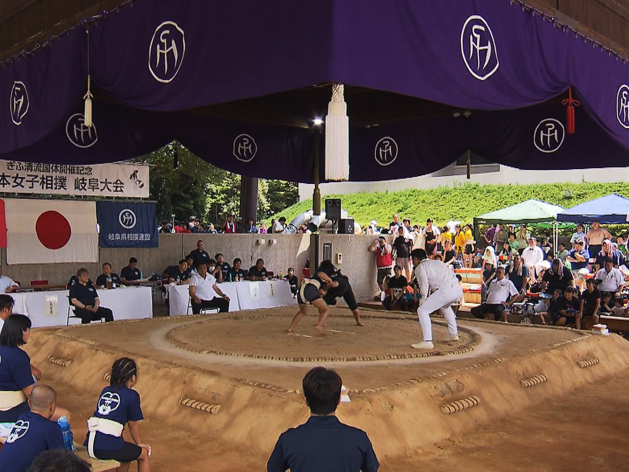 女子相撲の全国大会が16日、岐阜市で開かれ、各都道府県の選抜選手が真剣勝負を繰り...