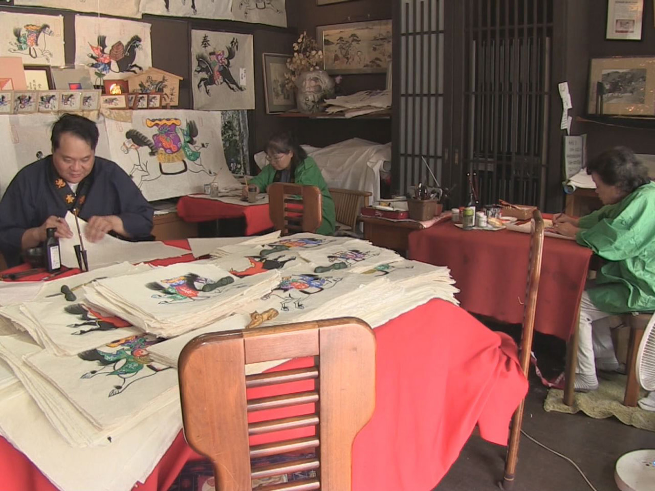 飛騨高山の夏の風物詩「松倉絵馬市」に向け、縁起物の紙絵馬づくりが最盛期を迎えてい...