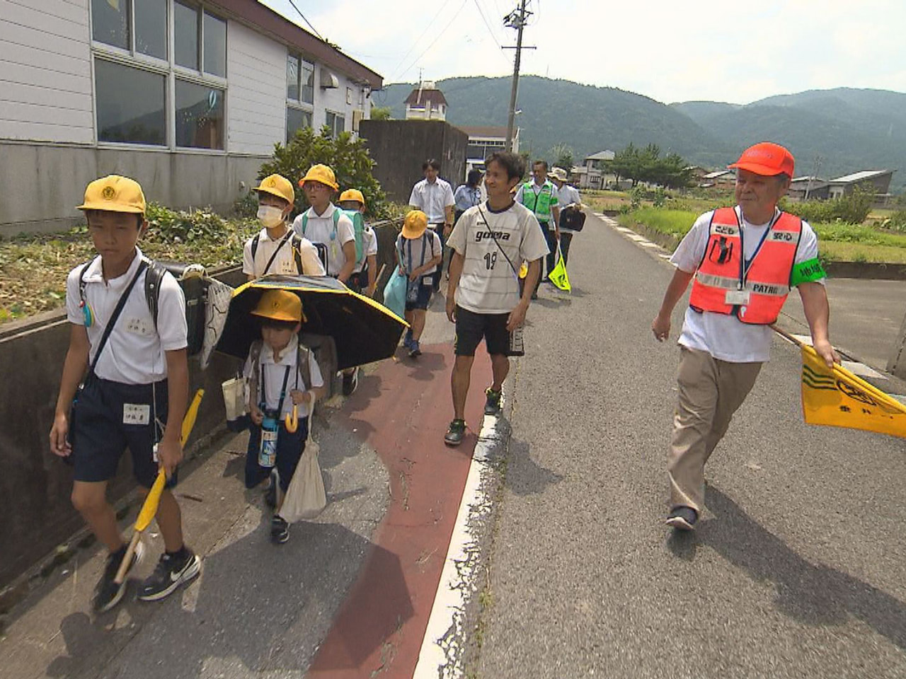 夏休みが始まるのを前に、不破郡垂井町では警察官らが１７日、小学校の通学路で見守り...